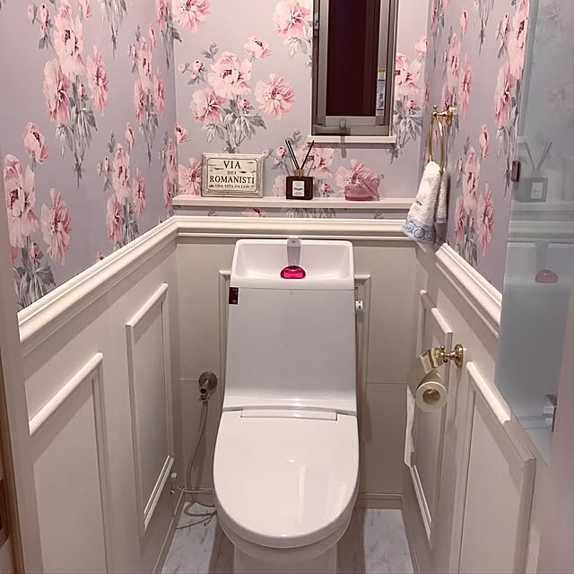 Bathroom,ヨーロッパのお家,花柄の壁紙,タオルハンガー,トイレットペーパーホルダー,腰壁DIY,フレンチシャビーに憧れて,ローラアシュレイの壁紙,ローラアシュレイ,シャビーシック,モールディング,廻り縁,きゅんきゅん♡ popon.sの部屋