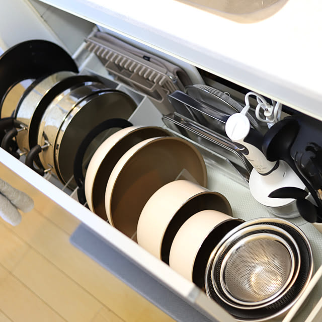 キッチンツール収納,整理収納,ハンドブレンダー,フライパン収納,キッチン収納,入れ子式,umbra 水切りマット,アクリル仕切りスタンド,ファイルボックス,無印良品,柳宗理,evercook,立てる収納,鍋収納,シンク下,掃除をしやすく,すっきり暮らす,Kitchen,3枚投稿,食器収納,キッチン雑貨 tomoccoの部屋