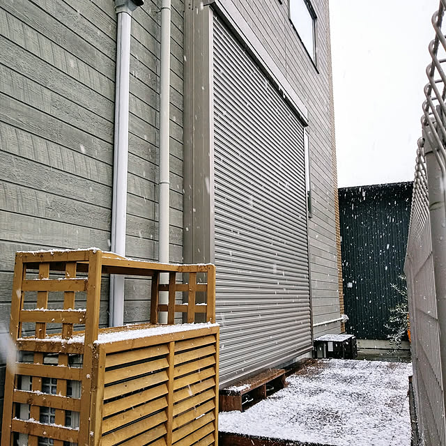 Overview,台風対策,LIXIL,電動シャッター,TOSTEM,防災特集,外壁,庭,ウッドデッキ,室外機カバー,キャスティングウッド スモークシルバー,シャイングレー RAMIEの部屋