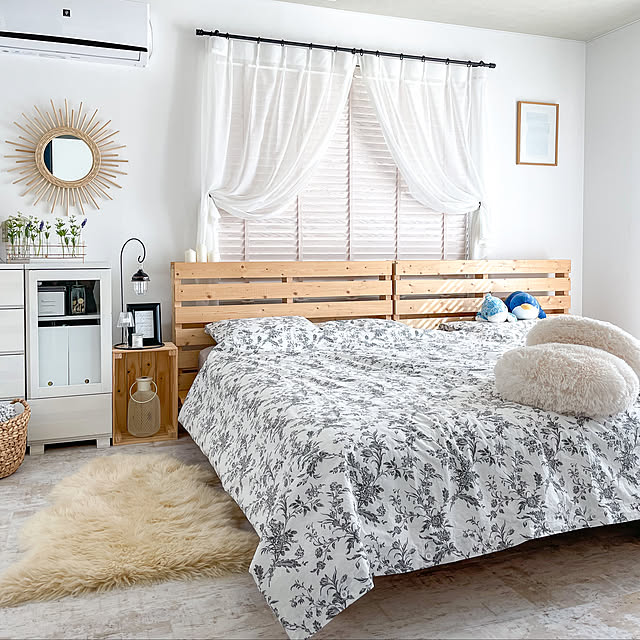 IKEAの布団カバー,パレットベッドdiy,日の光,北欧インテリア,海外インテリア,北欧モダン,ニトリのブラインド,花のある暮らし,中古住宅リノベーション,パレットベッド,Bedroom Yayoiの部屋