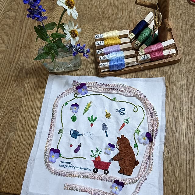 梅雨の楽しみ方,ハンドメイド,セリア,アート,刺繍,ビオラ,暮らしを楽しむ,季節を楽しむ,おうち時間,刺繍が好き,普通の建売り,4枚投稿,セリア刺繍キット,日常に感謝,趣味を楽しむ,My Desk sayan_0321の部屋