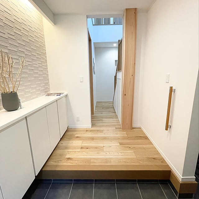 カワジュン,間接照明,エコカラット,無垢床,大黒柱,イクタフローリング,国産木材,注文住宅,すっきり暮らす,おうち時間,香りのある暮らし,インテリア,きれいに保つ,グレーインテリア,アロマディフューザー,エントランス,玄関インテリア,タイル,Entrance zumiの部屋