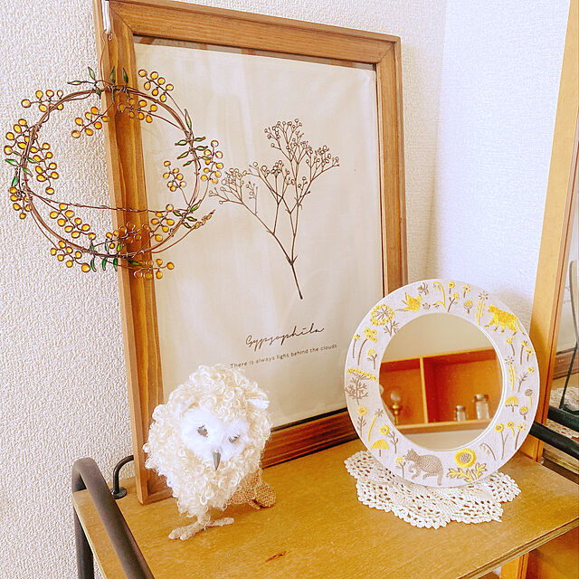「お部屋を飾るアートとしても活躍する、刺繍フレームの丸鏡」 by privateroomさん