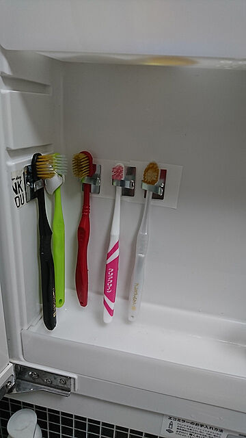 「掃除もラクラク♪貼るだけ歯ブラシホルダーですっきり洗面所」 by ririさん