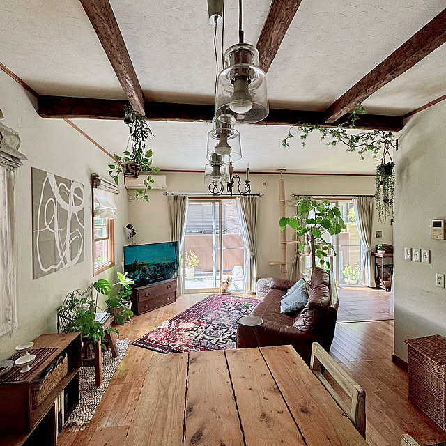 【写真でルームツアー】植物と自然素材が織りなす心地よい暮らし。67さんのお家をご紹介！