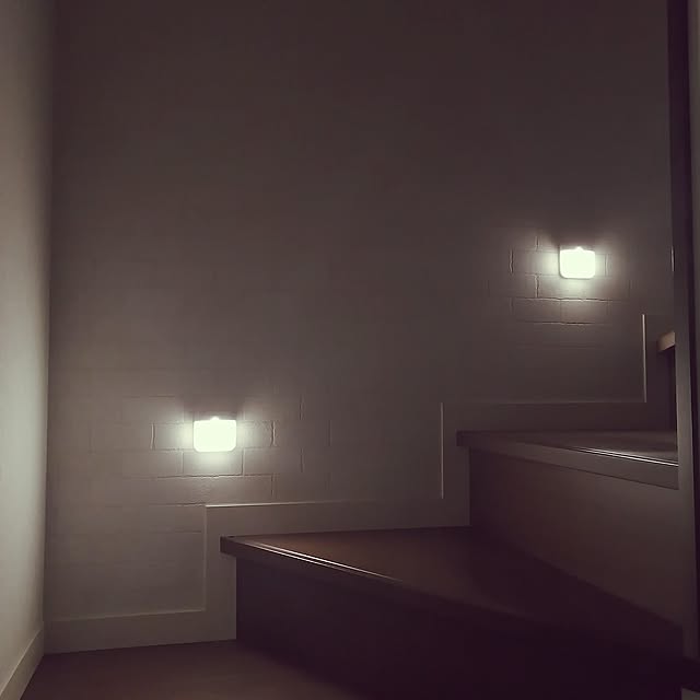 On Walls,子どもと暮らす,早寝・早起き・朝coffee,フットライト,足元灯,足元灯充電式,フットライト充電式,壁を傷つけない,アクセントクロス,レンガ壁紙,LEDライト so-bokuの部屋
