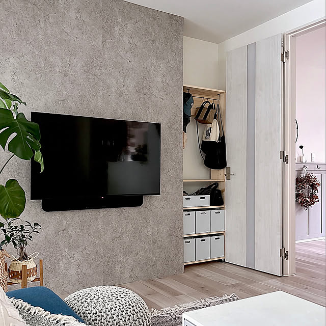 Lounge,隠す収納,シンプルインテリア,壁紙屋本舗の壁紙,壁DIY,ディアウォール DIY,壁掛けテレビDIY,収納ラックDIY,カバンの置き場所,DIY,壁紙,Nインボックス,ニトリ Miiの部屋