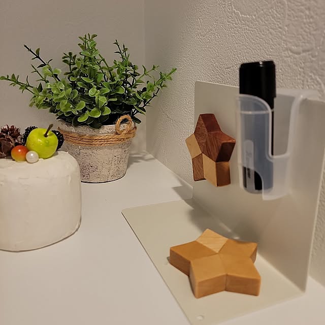 印鑑置き場,ダイソー,ブックエンド,薬味チューブホルダー,新築マンション,スッキリ暮らしたい,シンプルインテリア,シンプルな暮らし,実用性×インテリア,シンプルが好き,こだわり,実用性が大事,はんこの置き場所,Entrance Pi.simple.の部屋