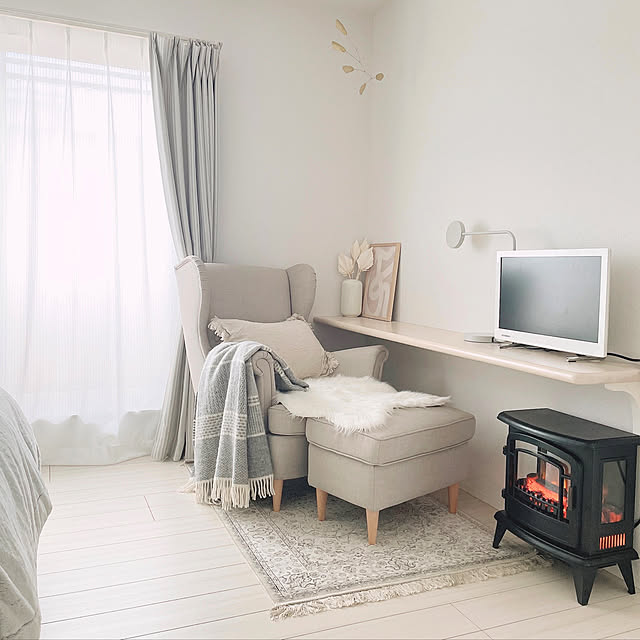 お気に入りスペース,ニトリ,ラグ,サヤンサヤン,北欧ナチュラル,H&M HOME,IKEA,寝室,ベッドルーム,寝室の一角,モビール,Bedroom,メダリオン柄,ブランケット,秋冬インテリア,暖炉型ファンヒーター,クリッパン,ムートン,アクセントマット,海外インテリアに憧れる,外は雨‥そして寒風,サヤンサヤンのラグ,プレゼント企画当選♡ Yuzu-hiの部屋