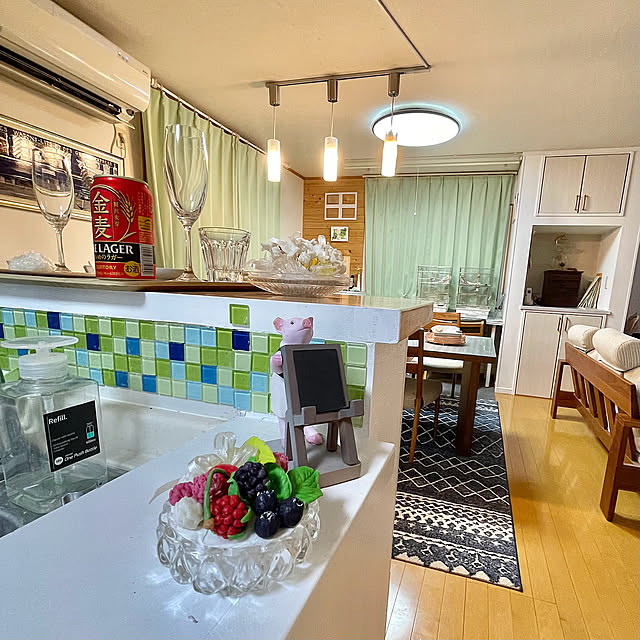 Kitchen,こんにちは⑅◡̈* ❁,ニトリペンダントライト,ダイソーガラスタイル,タイルインテリア,いつもありがとうございますᵕ̤ᴗᵕ̤,こめんとはおきづかいなく♡,粘土の花,オカメインコのいる暮らし,雑貨のある暮らし,いけひこさんのラグ,ぶたさん♡ puriyuzuの部屋