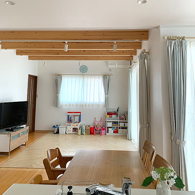 ソファ無し,キッズスペース,自由に過ごせる空間に,のびのび子育て,縦長のお部屋レイアウト,子供と暮らす,６歳娘と４歳息子,似たようなpicなのでお気遣いなく♪,Lounge,ダイニングテーブル koko_hikaの部屋