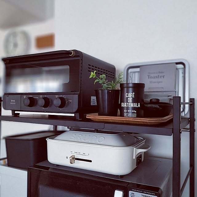 Kitchen,家電,無印良品,北欧インテリア,BRUNO,コンパクトホットプレート,ブラック家電,デッドスペース活用,見せる収納,隙間収納,レンジラック,イベント参加中,ダイソー,100均アイテム,白黒インテリア,イベント用に再投稿,複数枚投稿,スチーム＆ベイクトースター,オーブントースター,オシャレ家電,ルームクリップショッピング,モニター当選,2023.10.11,Daily RoomClip掲載,イベント受賞しました♡,自称BRUNOアンバサダー,保存容器,トースター,97回目のmag掲載 hihaの部屋