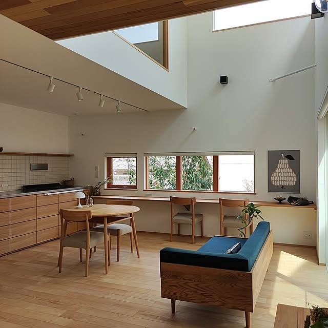 Lounge,お部屋を広く見せる工夫,木製窓,庭,吹き抜け,注文住宅,北欧インテリア,北欧,ナチュラル,木が好き,カフェ風,ワークスペース,吹き抜けリビング,好きな風景,窓 kumako.ieの部屋
