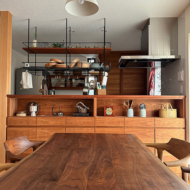 Kitchen,アイアン吊り下げ収納,アイアン吊り下げシェルフ,アイアン吊り棚,アイアン素材,造作棚,自然素材,注文住宅,木製家具,シンプルが好き,木の家具,木のある暮らし,ナチュラル素材,自然素材の家,自然素材が好き,本漆喰,サステナブルな暮らし,温もりのある暮らし,国産木材,五感で癒される家,木をつかおう sizen.sozaiga.sukiの部屋