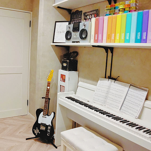 My Shelf,ディスプレイ棚,ポルノグラフィティ,電子ピアノ,ギター,音楽コーナー,音楽のある暮らし,音楽,ファンクラブ会報,アーティストグッズ,キャノンテープ,CDラック,CD収納,オーディオ,書斎,趣味部屋 momoの部屋