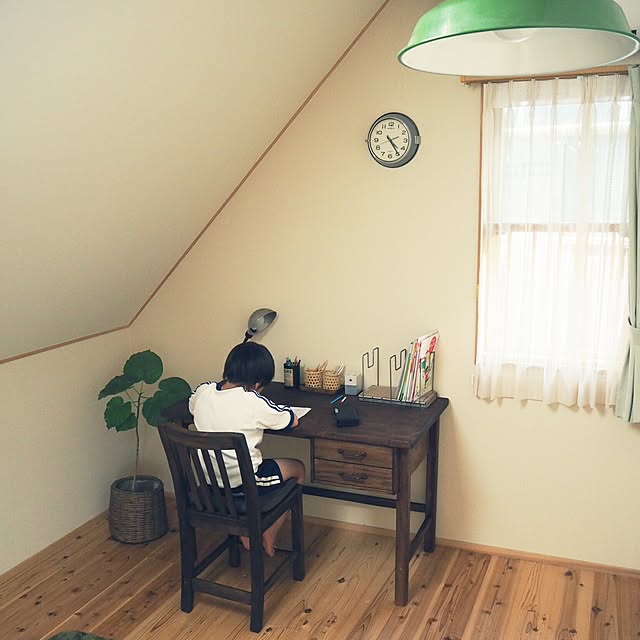 My Desk,子供部屋,三角屋根,古民家系,家具はお義父さんがDIY!,椅子DIY,インスタ→slow.life.works,勉強机DIY ,観葉植物,学習机,手作り家具 slow-lifeの部屋