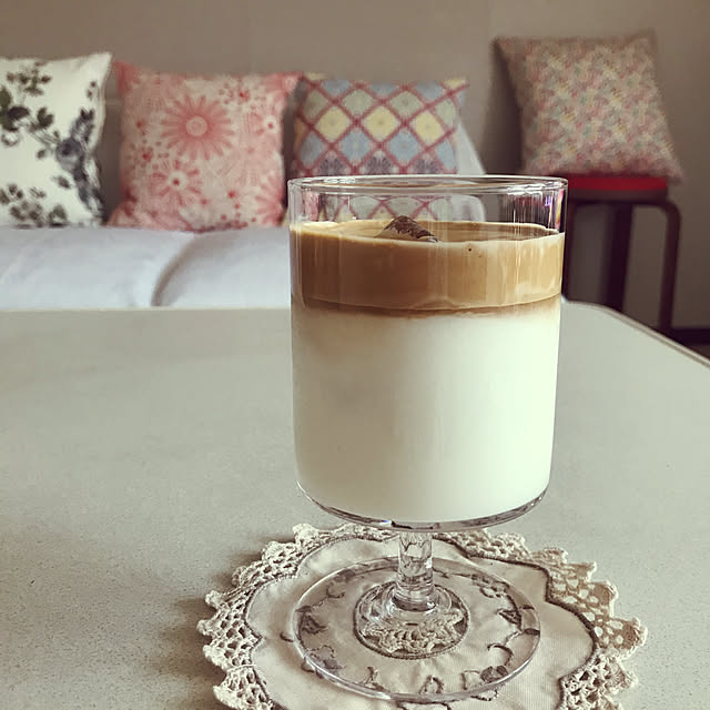 コロナが早く終息しますように,ソファー,ダルゴナコーヒー,賃貸でも楽しく♪,ふたり暮らし,おうち時間,クッション,心地よい住まいにしたい♡,スツール,狭くても快適に♡,My Desk,ダイソーのグラス,レースのコースター,コースター kurokoの部屋
