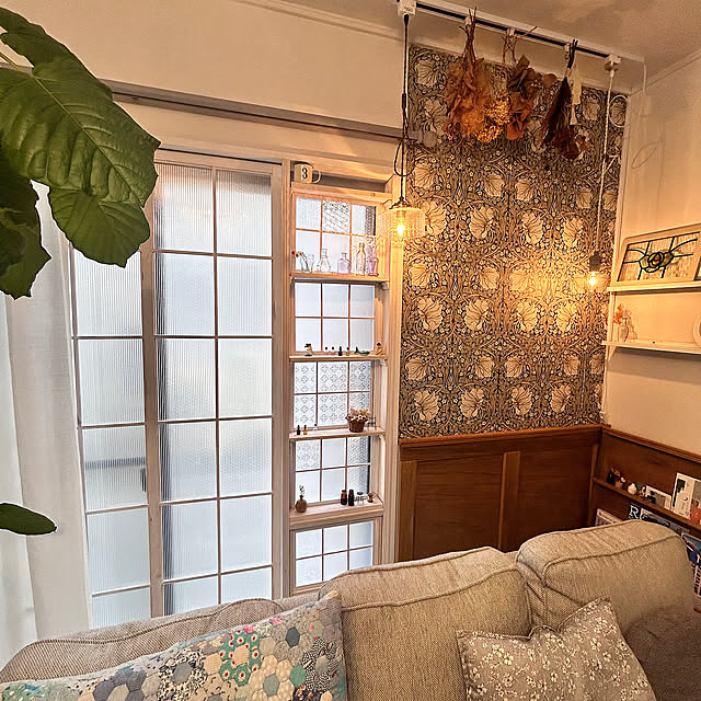 Lounge,DIY,中古住宅,窓枠風,窓枠DIY,本棚DIY,窓枠風DIY,掃き出し窓,窓枠,ペンダントライト,ダクトレール,壁紙DIY,窓枠 DIY,ペンダント照明 kの部屋