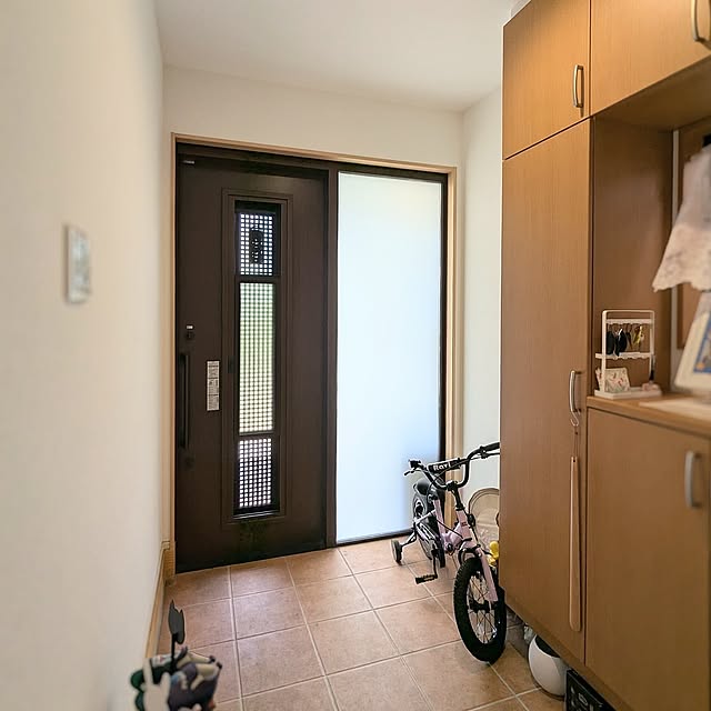Entrance,キーフック,玄関土間,節電,YKKap,コンコード,こどもと暮らす,見てくださってありがとうございます,子ども用自転車,虫よけプレート,引戸玄関 cochonの部屋