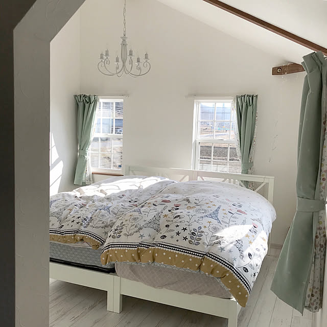 Bedroom,羽毛布団,シャンデリア,勾配天井,ニトリ,ベッドルーム,ベルメゾン,ホワイトインテリア,ホワイトペイント,カーテン,フレンチカントリー,ミニラボ,メルヘンカントリー,エッフェル塔,海外インテリアに憧れる lala.waltzの部屋