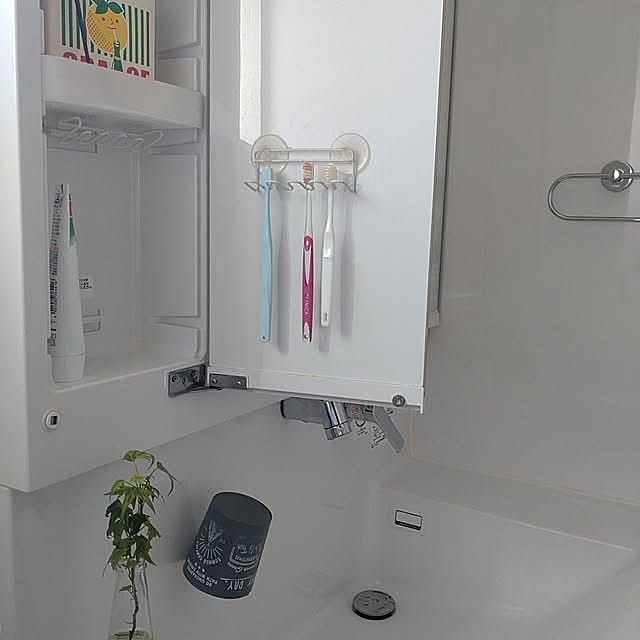 Bathroom,フック,セリア,歯ブラシ収納,歯ブラシ置き場,コップ置き場,コップ収納,清潔感,水切れ抜群,快適に暮らしたい,心地よい空間,心地よい暮らし,心地よく暮らす工夫,掃除しやすく tan5の部屋