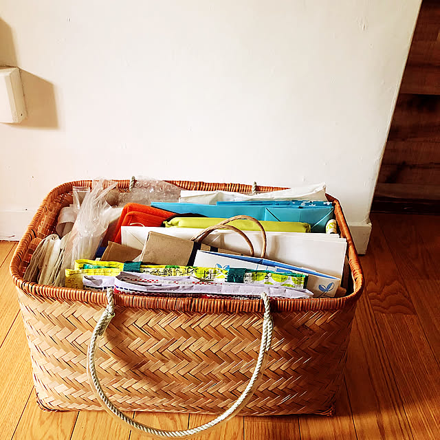 団地部,団地,壁紙DIY,床リフォーム,築40年以上,築40年リフォームしてない社宅,床リメイク,団地 DIY,古民家系,フローリング,フローリング張り替え,レトロ,DIY,ナチュラル,古道具,かご収納,DIY女子,Bedroom,ショッパー収納,紙袋収納 michicaの部屋