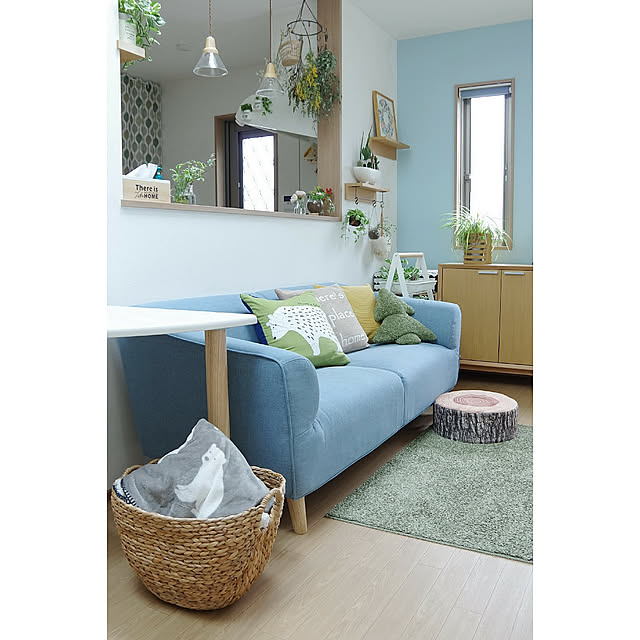 Lounge,ブランケット,バスケット,収納,ニトリ,しろくま,平屋,ニトリのソファ,ブルーのソファ,切り株スツール,ブルーの壁,水色の壁,アクセントクロス,北欧ナチュラル,ダイソーのクッション Shooowkoの部屋