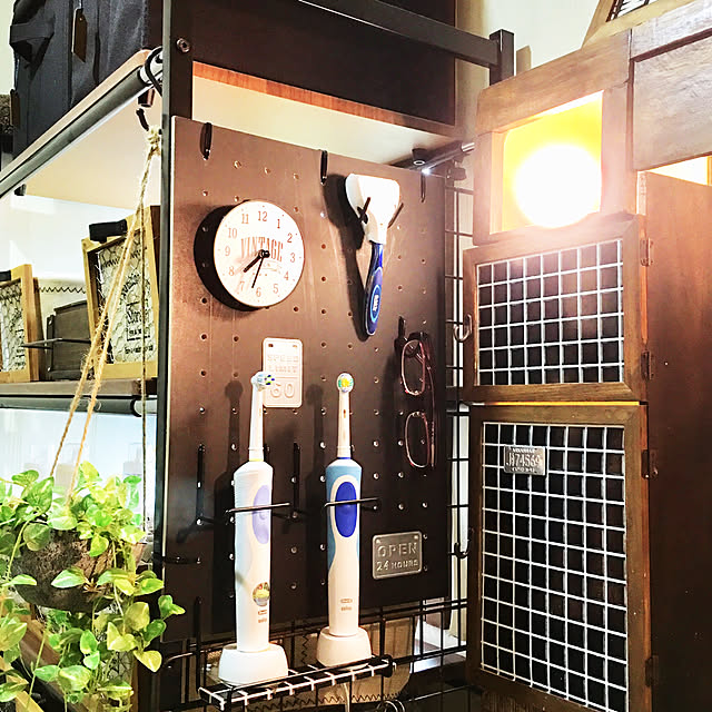 Bathroom,2018.9.14,山善モノトーンボックス,洗濯機周り,洗面台リメイク,電動歯ブラシ充電台,電動歯ブラシ,有効ボード,パンチングボード,フェイクグリーン,ペグボード,DIY女子,RCの出会いに感謝♡,収納,ブライワックス ジャコビアン,山善,皆様に感謝♡,ダイソー,セリア,有孔ボード ronmaruの部屋