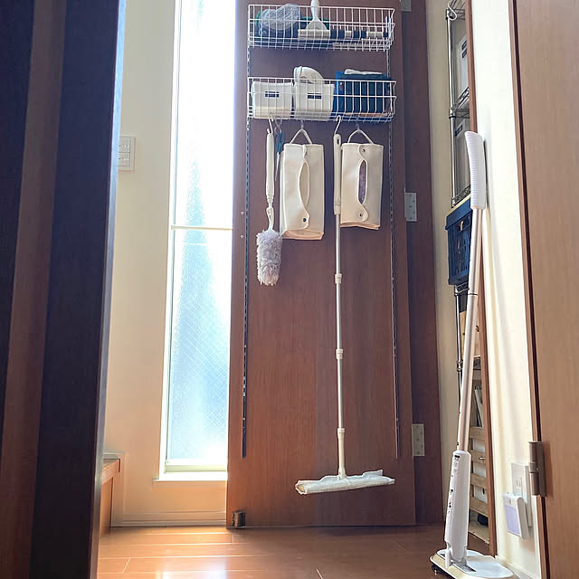 ぶら下げ収納,充電コード収納,日用品,取り替えシート収納,詰め替え,ハンディモップ収納,ハンディモップ,クイックルワイパー収納,クイックルワイパー,掃除道具収納,S字フック,便利グッズ,はさみもぶら下げ収納,On Walls mako2yaの部屋