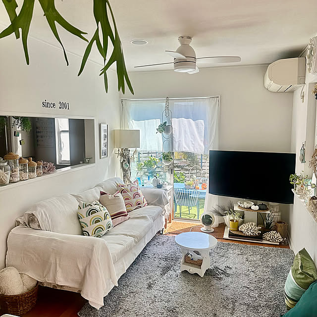 Lounge,ミニテーブル,ニトリのラグ,IKEAのフリークロス,IKEAの吊るすプランター,IKEAのクッションカバー,珊瑚のオブジェ,テレビスタンド,アイリスオーヤマのサーキュレーター,IKEAのフロアスタンド,キャニスター,シーリングファンライト,IKEAのソファー,リゾート風,花のある暮らし,海を感じるインテリア,観葉植物のある暮らし Megumiの部屋