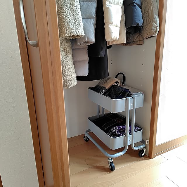 Entrance,買ってよかったもの,ウンベラータ,エコカラット,エバーフレッシュ,IKEAのベンチ,白い壁,手ぬぐいタペストリー,てぬぐいタペストリー,エバーフレッシュ成長記録,IKEA,トローリーワゴン,トローリーの天板,トローリーのフタ,トローリーワゴン収納,トローリー置き場,ワゴン,ワゴン活用法,ワゴンキャスター付き,玄関クローゼット,冬小物,冬小物の収納,冬小物の置き場所,マフラー収納,マフラーの置き場所,マフラー&手袋の収納用,マスク収納,マスク置き場,マスクケース iku-yoneの部屋