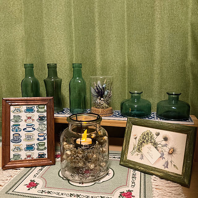 Bedroom,アンティークショップ,フォトフレーム,セリアのカットクロス,ディスプレイコーナー,自分部屋,ディスプレイ,昭和の家,築40年,ブルーグリーンのガラス瓶,ポストカード,キャンドルホルダー mommyの部屋