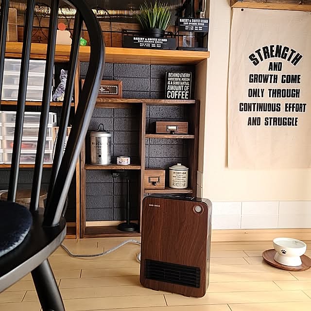 Lounge,わが家の暖房器具・ストーブ,猫と暮らす家,ねこのいる日常,ねこと暮らす,コメントスルーで大丈夫です♡,モダンデコセラミックヒーター,モダンデコ,4枚投稿,コンセントカバーつけてます lovepeaceの部屋