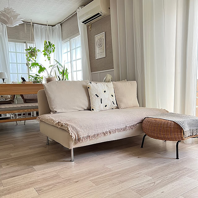 Lounge,ラタン雑貨,木製テーブル,ベージュのファブリック,ナチュラルインテリア,セルフリフォーム,断捨離中,すっきり暮らしたい,老後を考える,壁紙DIY,クッションフロアDIY,築32年の家,グリーンのある暮らし yukarimamaの部屋