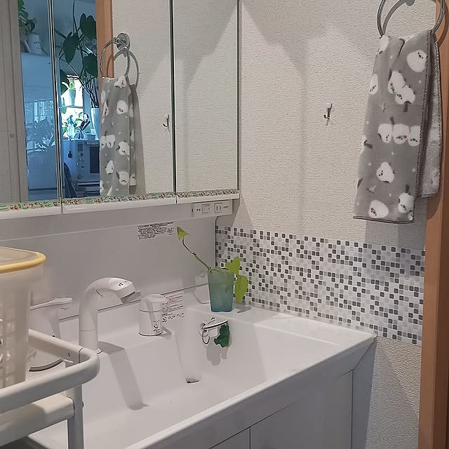 Bathroom,10分でできる,いつもいいねをありがとうございます♡,洗面台,セリアのタイルシール,すきなものに囲まれた暮らし,セリアのタオル civicglの部屋