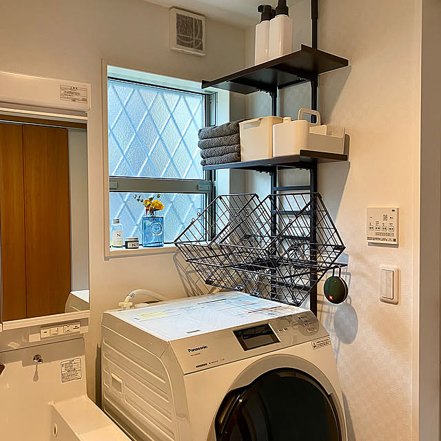 Bathroom,シンプルが好き,洗面所,防水スピーカー,化粧水置き場,洗濯カゴ置き場,脱衣所,タオル置き場,狭小スペース収納,洗濯機周り,収納ラック,洗濯機上収納,ふたり暮らし,高台,山の上の家,山の中,夫婦二人暮らし N.の部屋