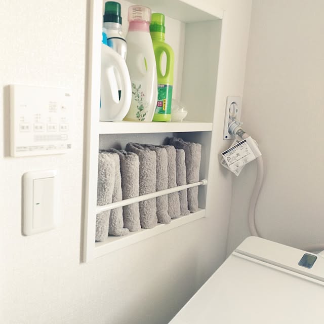 Bathroom,洗濯機まわり,気分は平屋,こどもと暮らす,ダイソー,ホワイトフローリング,白茶,造作棚,ニトリ,コンパクト,新生活,ミニマリストに憧れて,５人家族,シンプル,新築の参考に,突っ張り棒,洗剤ニッチ,タオル収納,洗濯洗剤,家事楽 hinataの部屋