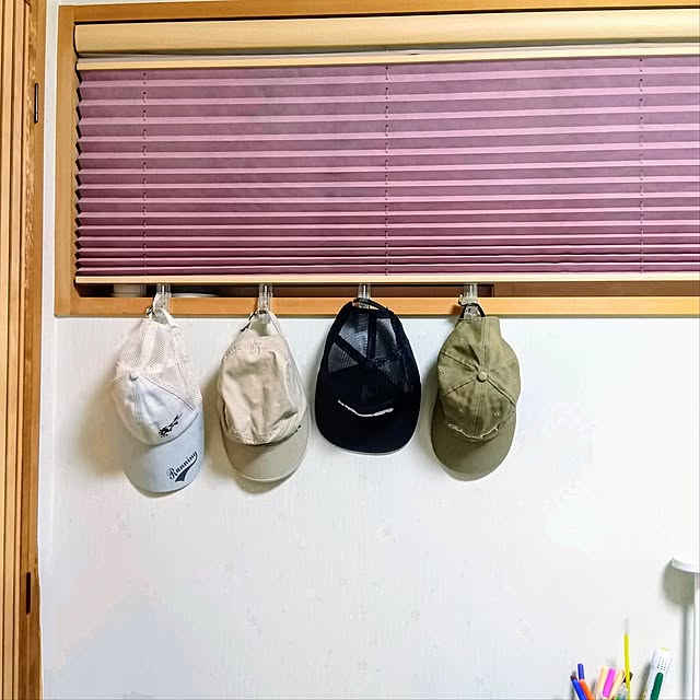 On Walls,フック,かもいフック,収納アイデア,100均,100円ショップ,100均収納,ダイソー,セリア,帽子収納,帽子ディスプレイ,帽子置き場,帽子掛け,簡単収納,便利アイテム,縦にも横にもはさめるかもいフック,フック収納,子供が届く位置にぶら下げる,子供のいる暮らし,子供部屋,賃貸にも,かもい、窓枠、ドア枠、棚枠に h.t.の部屋
