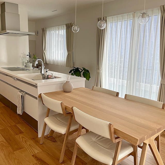 ダイニング照明,リビングダイニング,トリプルワイドIH,横並びキッチン,ラクシーナキッチン,Panasonicラクシーナ,横並びダイニング,カリモク家具,ダイニングチェア,ダイニングテーブル,すっきり暮らす,Lounge Rikaの部屋