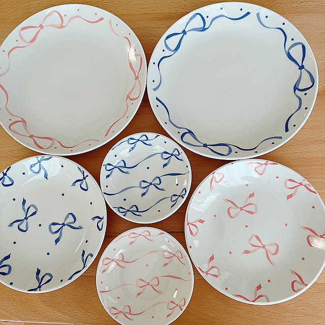 My Desk,食器好き,色違いで購入,一目惚れ,110円,縁に柄,可愛い,リボン柄,サイズ違い,お皿,セリア購入品 eriharuの部屋