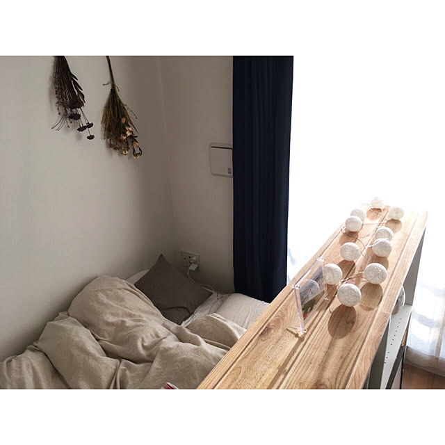 Bedroom,ig→nene.room.ig,1K 部屋作り,一人暮らし,北欧,インスタグラムやってます,本棚リメイク,リメイク,ゆるミニマリスト,壁紙DIY,シンプル,海外インテリアに憧れる,楽天roomに載せてます,間接照明,1K ひとり暮らし,花のある暮らし,造花,壁紙屋本舗,雑貨,グレーインテリア nene.roomの部屋