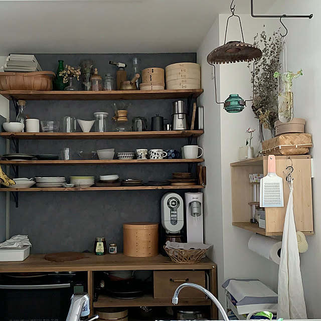 Kitchen,壁面収納,インテリア,キッチン,北欧,ホワイトインテリア,シンプルライフ,キッチンDIY,キッチン背面,暮らし,日常,花のある暮らし,北欧テイスト,いつもいいねやコメありがとうございます♡,暮らしを楽しむ,日々,丁寧な暮らし,緑のある暮らし,シンプルな暮らし,おうち時間,日々の暮らし,おすすめアイテム,シンプルテイスト,インテリア好きな人と繋がりたい,くらしのリズムを整える ku_ra_shi_の部屋