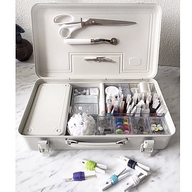 Lounge,裁縫,裁縫道具,木製クリップ,収納BOX,収納,裁縫箱,マグネット,糸巻き,しろ,透明ケース,透明容器,工具入れ,まち針,ハサミ,リボン,ピンクッション手作り,インテリアじゃなくてごめんなさい,100均,ピンクッション,ビーズ,ココット,せりあ,DIY,無印良品,工具箱,セリアリメイク,セリア,ダイソー,ココット皿,インスタグラムしています。 Yの部屋