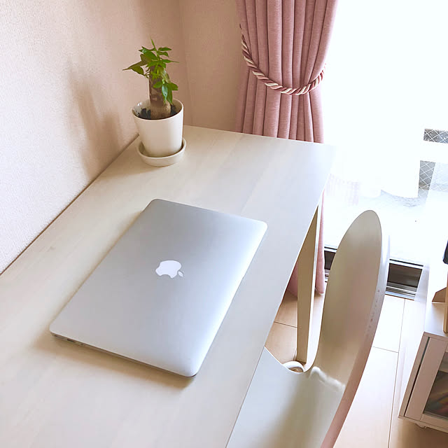 My Desk,MacBook,パキラ,1K,8畳,ひとり暮らし,一人暮らし,賃貸,10000人の暮らし,木目調,白×木,ナチュラルインテリア,観葉植物,シンプル,持たない暮らしに憧れる,パステルカラー,カーテン,KEYUCA,ピンク,パステルカラーインテリア,ノートパソコン Hitomiの部屋