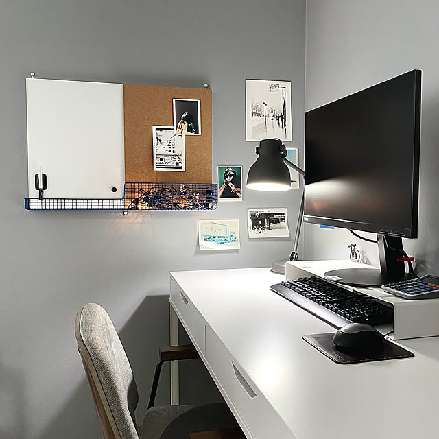 モイリヘート,仕事部屋,写真ディスプレイ,デスクライト,デスク周り,コルクボード,ホワイトボード,北欧,シンプル,レトロ,IKEA,雑貨,電飾,On Walls ujoの部屋