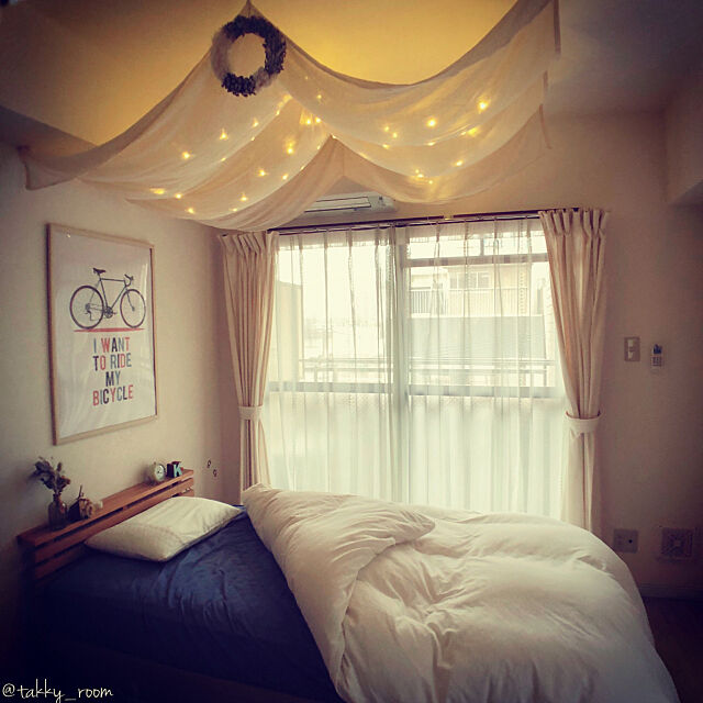 Bedroom,フェアリーライト,ベッド,一人暮らし,1K,シンプル,天蓋,賃貸,8畳,北欧ポスター Takkyの部屋