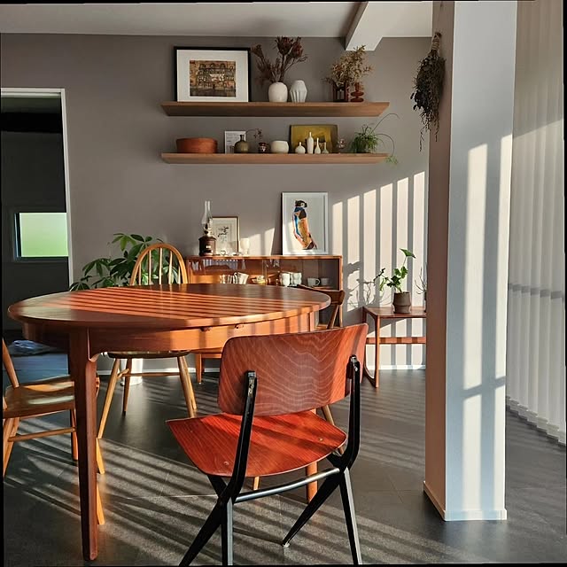 Lounge,木製家具,ヴィンテージ家具,ヴィンテージ,丸テーブル,グレーの壁紙,アートのある暮らし,バーチカルブラインド,観葉植物のある暮らし,ヴィンテージ家具のある暮らし,古民家リノベーション,飾り棚,コンパスレッグ ookuraの部屋