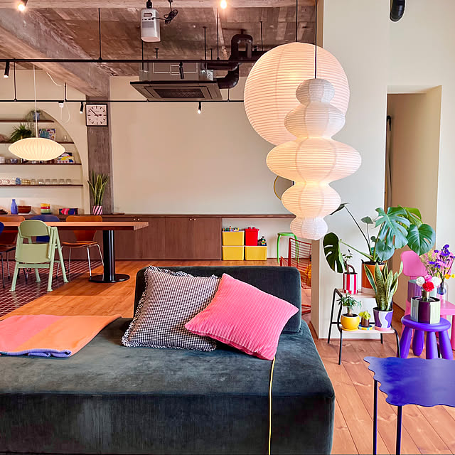 Lounge,HAY,カラフルインテリア,カラフル,クッション,ミッドセンチュリー,海外風インテリア,リノベーション,mid century,リノベ,リノベーション住宅,戸建てリノベーション,IKEA,バブルランプ,観葉植物,リビング,植木鉢,モンステラ,DIYペイント shimaの部屋