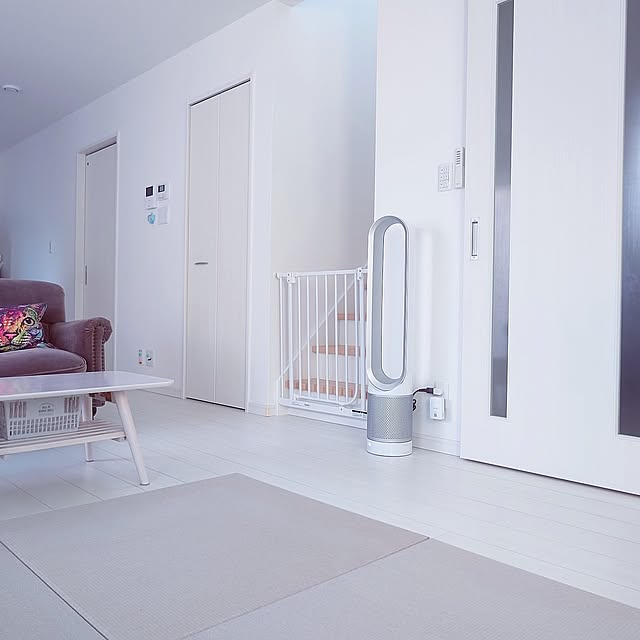 Lounge,夏家電,扇風機,羽なし扇風機,Dyson,ホワイト,ベビーゲート,リビングテーブル,ソファ,クッション,テレビ台,テレビ,スマートリモコン,WiFi中継器,置き畳,和紙畳,灰桜色,空気清浄機付き扇風機,dyson pure cool harungoの部屋