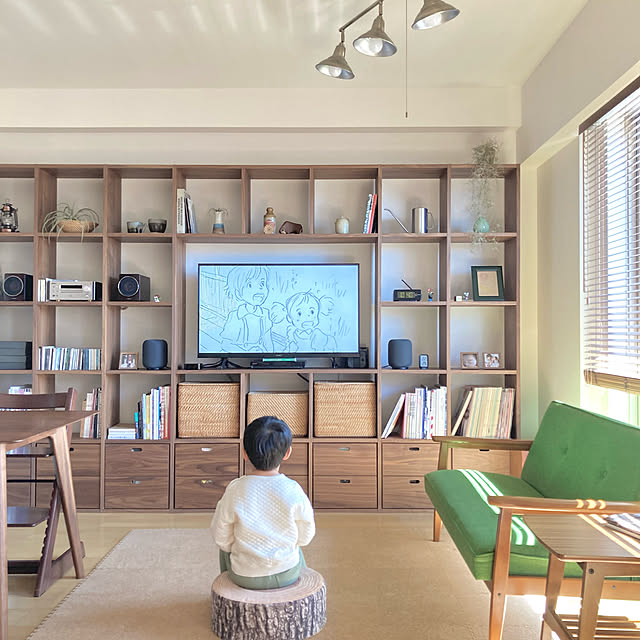 スタッキングシェルフ,ジョイントマット,無印良品,STOKKE,子供椅子,テレビまわり,ダイニングテーブル,CD収納,こどもと暮らす,マンション,赤ちゃんのいる暮らし,カリモク60,音楽のある暮らし,ウッドブラインド,Overview someday-5の部屋